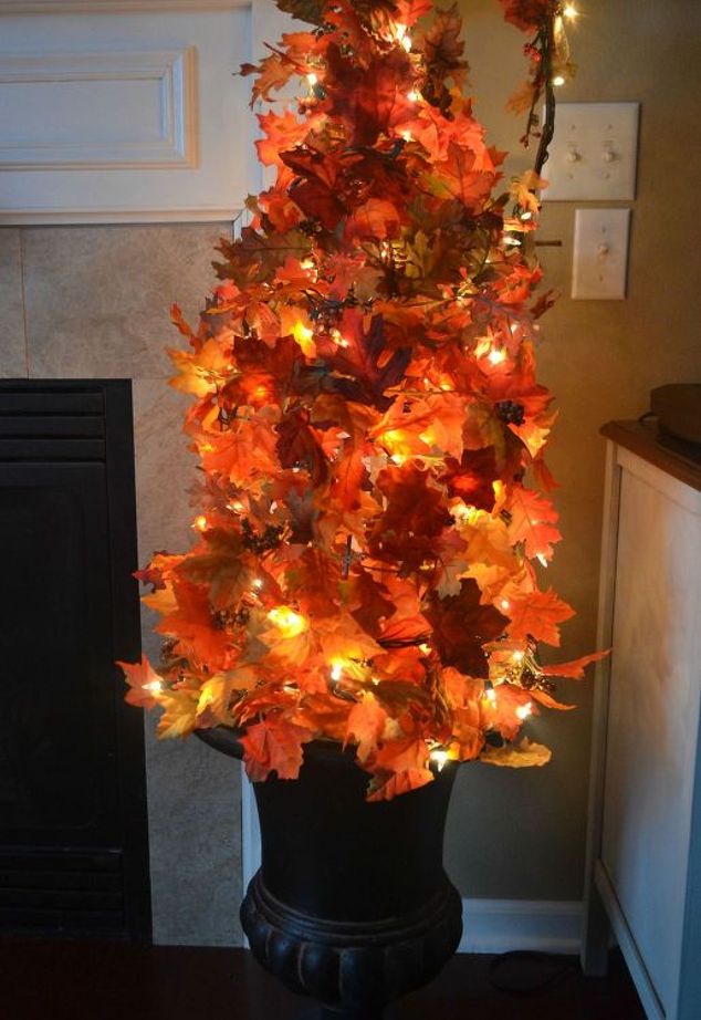 easy-diy-fall-leaves-potted-topiary-tree-from-a-tomato-cage-crafts-repurposing-upcycling-seasonal-ho